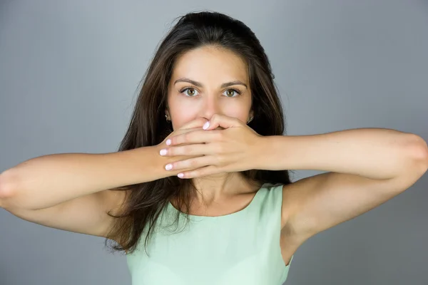 Ağzını elleriyle kapsayan şok güzel kız