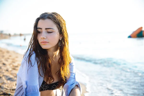 Young thoughtful woman at the beach looking somewhere, dreaming — Stock Photo, Image