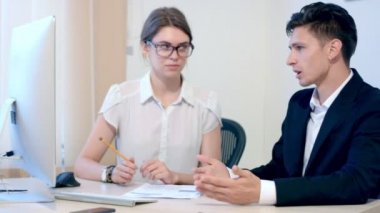 Ofiste bir anlaşmazlık olan iş ortak çalışanlar