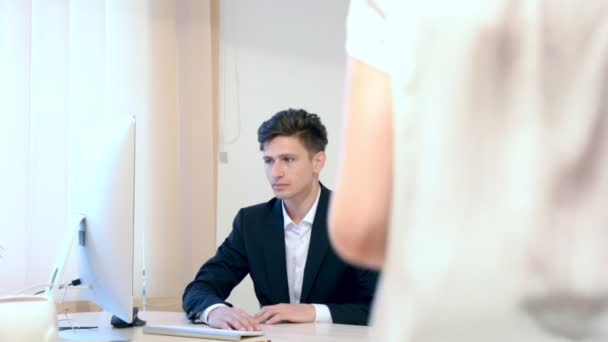 Colegas de empresa que têm um litígio no escritório — Vídeo de Stock