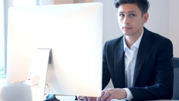 Businessman at office working on the computer while pffice routine — Stock Video