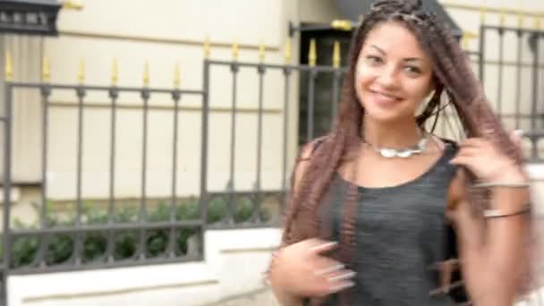 Fille secoue ses dreadlocks et sourire — Video