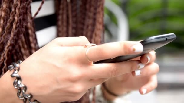 험 상을 여자 손 문자 메시지, 스마트폰에 sms를 보내는 — 비디오