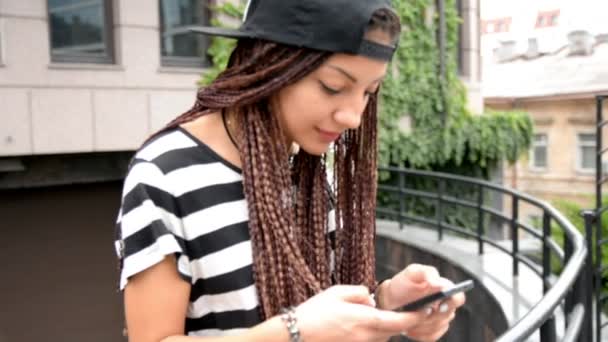 Donna con dreadlocks mani sms, l'invio di sms su smartphone — Video Stock