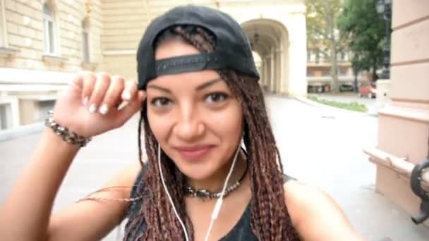 Junge hübsche Frau hört Musik mit Kopfhörern und tanzt — Stockvideo