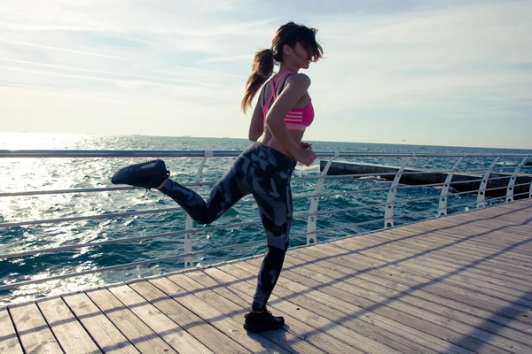 ビーチで走っている運動フィットネス女性。女性ランナー Joggi — ストック写真