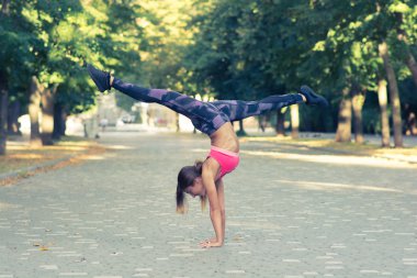 Esnek kız eller üzerinde duran ve bölmelerini yapmak