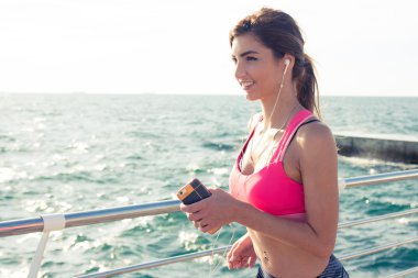 Sahilde çalıştıran atletik Fitness kadın. Kadın atlet Joggi