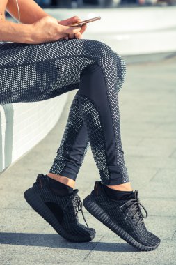 Smartphone için müzik veya manifatura, spor conce tutan koşucu kız