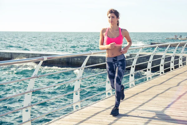 Sportos Fitness nő fut a strandon. Női futó Joggi — Stock Fotó