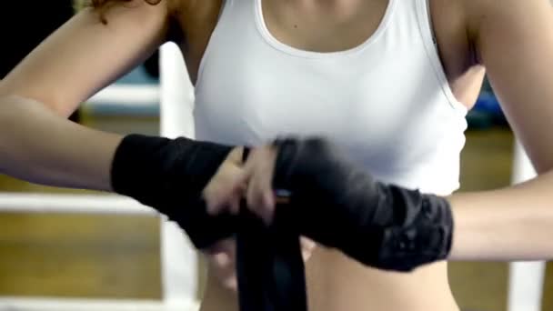 Şal kutusu bandaj üzerinde koyarak boksör kadın — Stok video