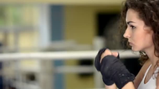 Boxeador femenino sombra boxeo en el ring, primer plano — Vídeo de stock