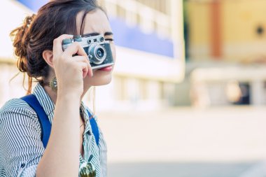 film kamera ile mutlu genç turist kadın veya genç kız