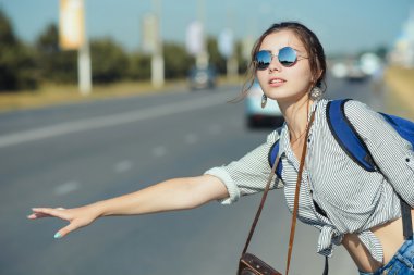 Kadın otostop seyahat. Güzel genç kadın otostopçu