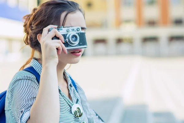 Gelukkige jonge toeristische vrouw of tiener meisje met film camera — Stockfoto