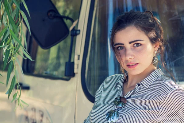 Retrato de uma menina bonita perto do carro de ônibus velho . — Fotografia de Stock