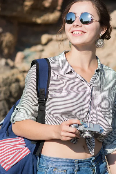 Młoda podróżniczka uśmiechnięta z kamerą w ręku — Zdjęcie stockowe