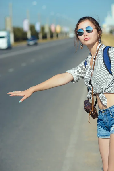 Kobieta podróż autostopem. Piękny, młody Autostopowicz kobiece — Zdjęcie stockowe