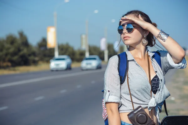Путешествие - молодая женщина с машиной смотреть на карту дорог — стоковое фото
