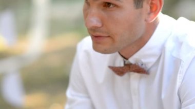 Genç adam, doğa, bekleyen haber, dengesiz ruh ellerde sürtünme