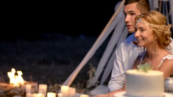 Una noche romántica en la naturaleza con velas y fuego — Vídeo de stock