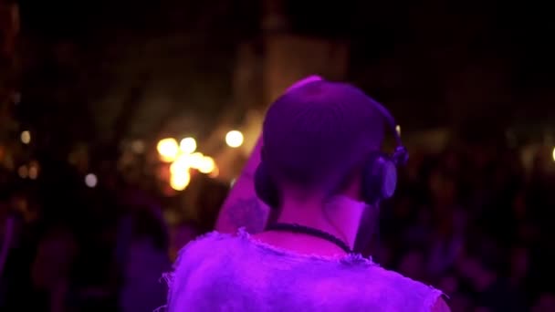 Masculino DJ em humor relaxante acenando mão no ritmo da música, as pessoas estão dançando à noite fazendo festa ao ar livre — Vídeo de Stock