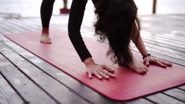 Gros plan d'une sportive faisant du yoga ou s'étirant sur un tapis à l'extérieur torse penché vers l'avant — Video