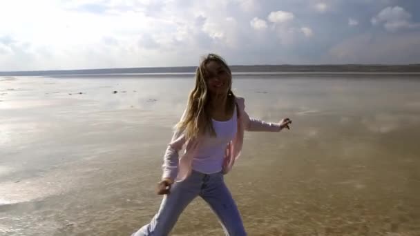 Meisje bij het meer aan de oever, rennen en wandelen op de oever maken plezier — Stockvideo