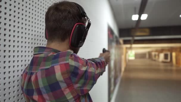 Vista rara di un uomo che si esercita con la pistola nel poligono di tiro — Video Stock