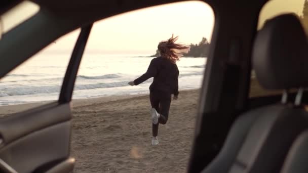 Mulher em câmera lenta correndo de carro através da praia do mar, se sentir emocionante na praia do mar — Vídeo de Stock
