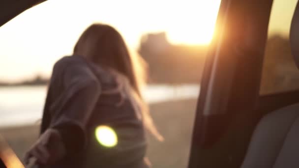 Mujer de pelo largo llegó al mar, corriendo de la silla de coche a la playa — Vídeos de Stock