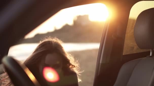 Femme au ralenti courant à la voiture à travers la plage de la mer, se sentir excitant — Video