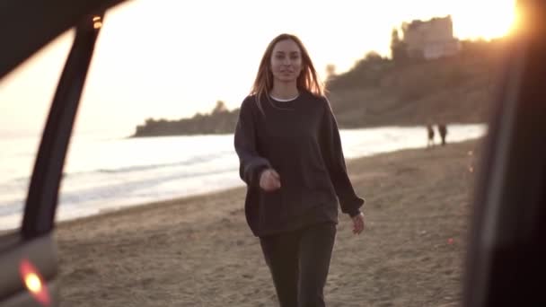 Retrato de uma mulher caminha pela praia de outono para o carro — Vídeo de Stock