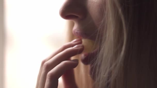 Γυναίκα τρώει ζουμερό κομμάτι pomelo, κοντινό πορτρέτο — Αρχείο Βίντεο
