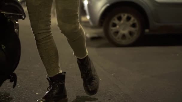 Bilder av en stilig ryttare promenader till hans motobike, börjar till gatan natttrafik — Stockvideo