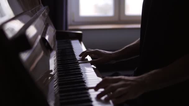 Gros plan des mains masculines pratiquant pour jouer du piano à la maison — Video