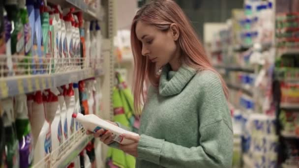 Schöne Frau kauft Haushaltswaren im Supermarkt — Stockvideo