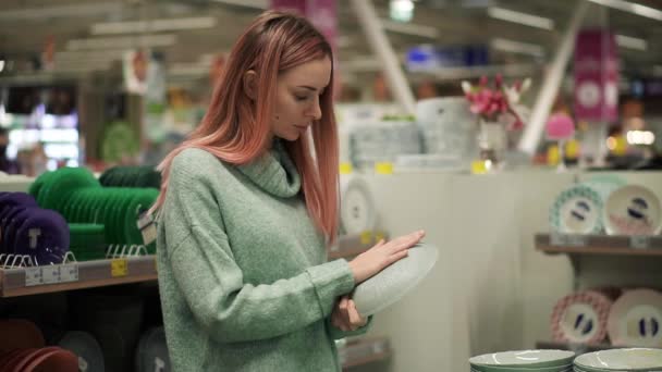 Frau kauft Geschirr ein, wählt Suppenschale im Supermarkt — Stockvideo