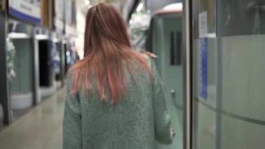 Mağazadaki beyaz kadın banyo için duş kabini seçiyor.