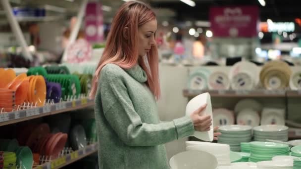 Louça de compras de mulher, escolhendo pratos no supermercado — Vídeo de Stock