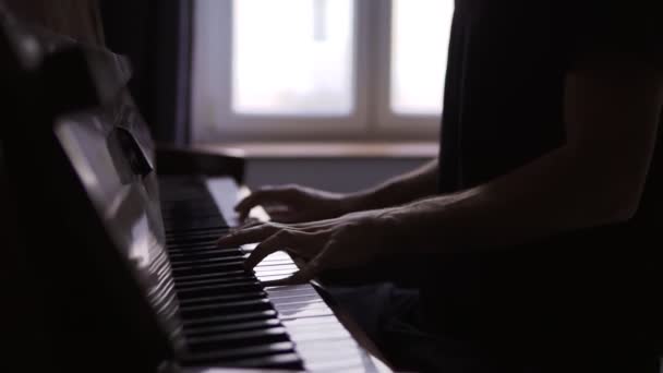 Zbliżenie rąk pianistów ćwiczących grę na pianinie w domu — Wideo stockowe