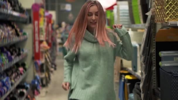 Mujer bailes divertidos en el supermercado entre las filas — Vídeos de Stock