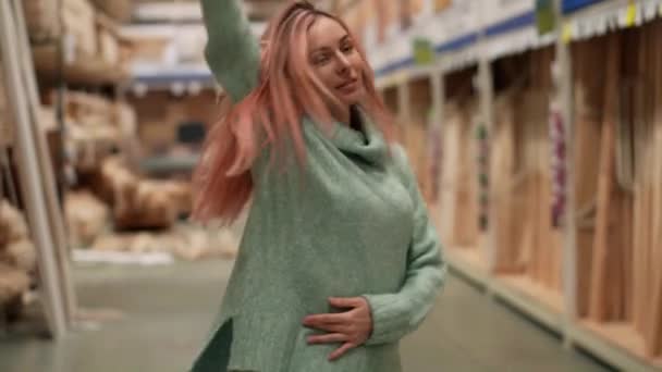 Junges Mädchen tanzt entspannt im Baumarkt — Stockvideo