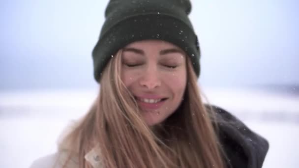 一个快乐的女人用微笑向相机扔雪的画像 — 图库视频影像