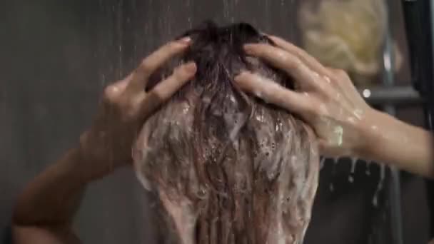 Seltene Aufnahmen einer Frau, die sich nach dem Shampoo unter der Dusche die Haare spült — Stockvideo