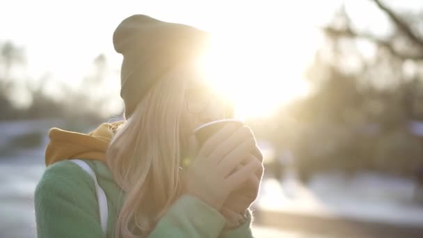 Mulher relaxante bebendo uma bebida quente, vapor de café quente ou chá — Vídeo de Stock