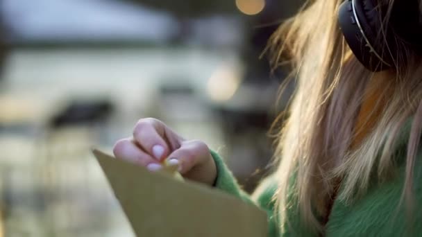 Femme mangeant des frites à l'extérieur sur la foire de rue d'hiver avec ketchup — Video