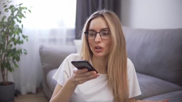 妇女在手机上使用虚拟助手，用音频留言记录答案 — 图库视频影像