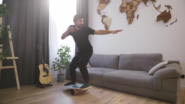 Homens no convés para equilíbrio fica com os pés, fingindo que ele está surfando — Vídeo de Stock