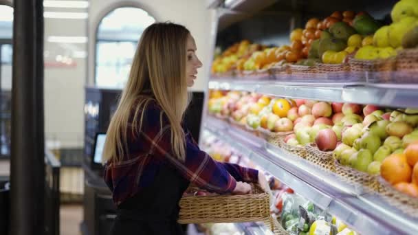 Kvinnlig arbetare i svart förkläde som arrangerar äpplen i snabbköpet — Stockvideo